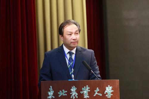 我校校长包军在会上表态发言