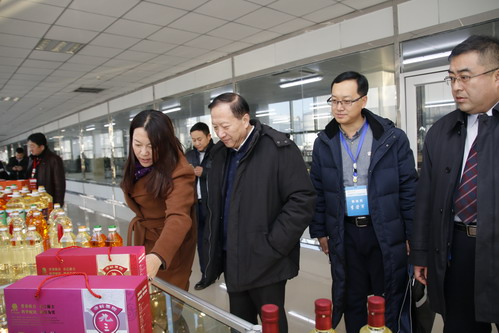 评估专家考察校外实习基地和就业单位